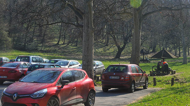 Људи, шта радите? Кошутњак пун излетника (ВИДЕО)